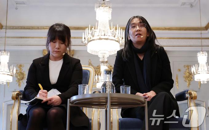 우리나라 최초, 아시아 여성 작가 중 처음으로 노벨문학상을 수상한 한강 작가가 6일(현지시간) 스톡홀름 스웨덴 아카데미(스웨덴 한림원)에서 기자회견을 하고 있다. 2024.12.6/뉴스1 ⓒ News1 박지혜 기자