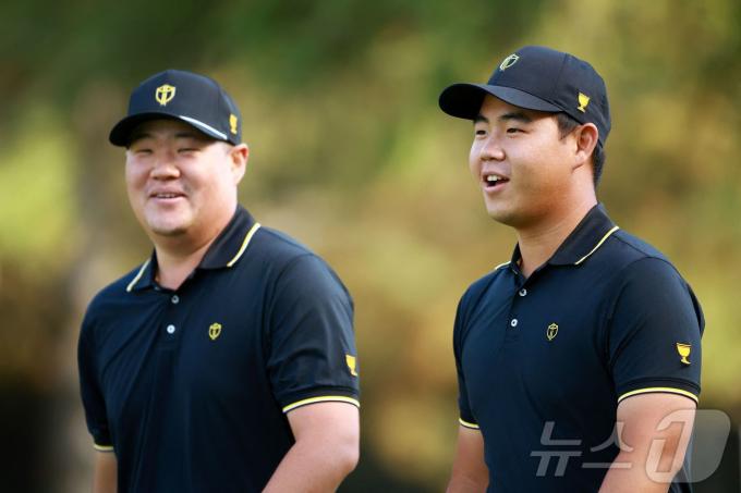 인터내셔널 팀 임성재(왼쪽)와 김주형(톰 김)이 24일 캐나다 몬트리올의 로열 몬트리올 골프클럽에서 프레지던트 컵 대회에 대비한 연습 라운딩을 펼치고 있다. 프레지던트 컵은 26일 시작한다. 2024.09.25 ⓒ AFP=뉴스1 ⓒ News1 김지완기자
