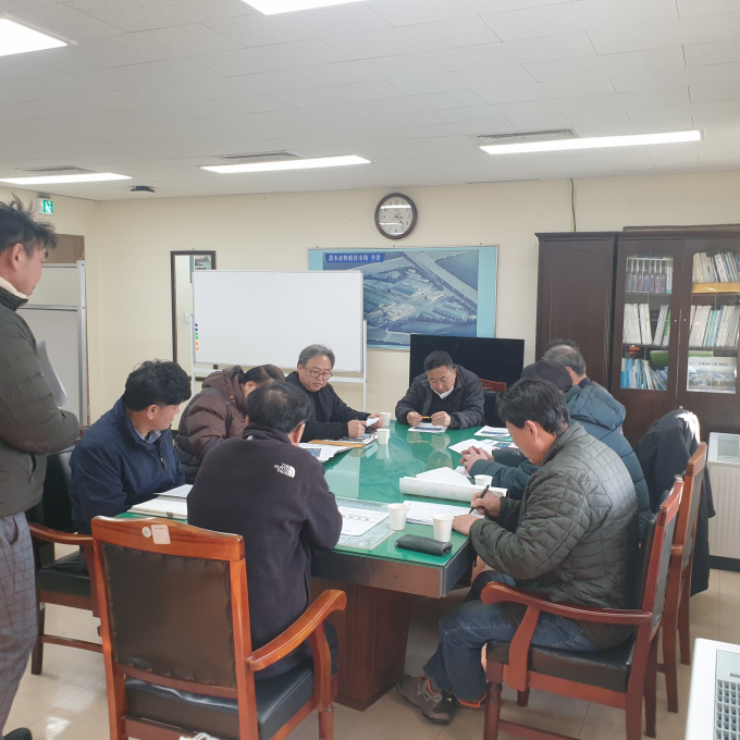 윤진한 농수산물관리사업소장을 비롯해 법인대표, 부류별 중도매인 대표 등 시장관리운영위원회 위원 9명이 참석한 가운데 6일 오후 3시20분 안양시농수산물도매시장 관리동 3층 소장실에서 협약 관련해 논의를 하고 있다. / 사진제공=안양시
