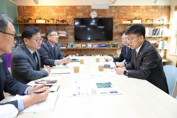  김능식 안양시부시장(사진 왼쪽 가운데)과 진현환 국토부 제1차관이 6일 안양시청에서 만나 평촌신도시 재정비에 따른 향후 방향 등에 대해 논의하고 있다. / 사진제공=안양시