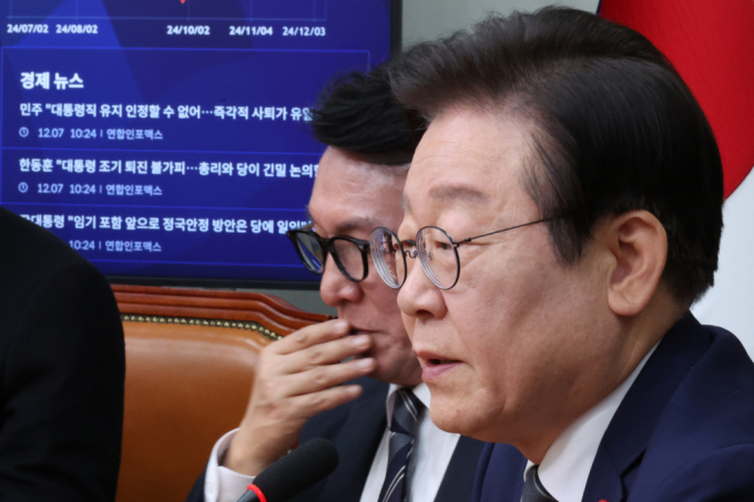  이재명 더불어민주당 대표가 7일 윤석열 대통령의 대국민담화와 관련 실망스럽다는 입장을 밝혔다. 사진은 윤 대통령 탄핵소추안 표결일인 7일 오전 서울 여의도 국회에서 열린 내외신 기자간담회에서 이 대표가 취재진 질문에 답변하던 모습. /사진=뉴시스