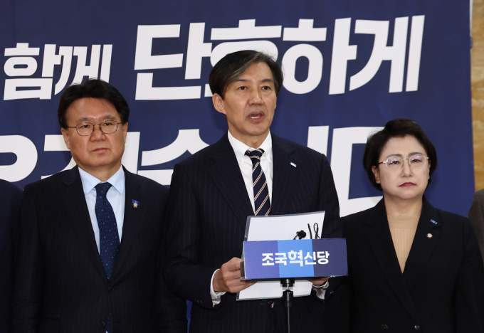 조국 조국혁신당 대표(가운데)가 윤석열 대통령의 비상계엄 관련 대국민사과 이후 긴급 기자회견을 열어 윤 대통령을 비판했다. /사진=뉴스1  