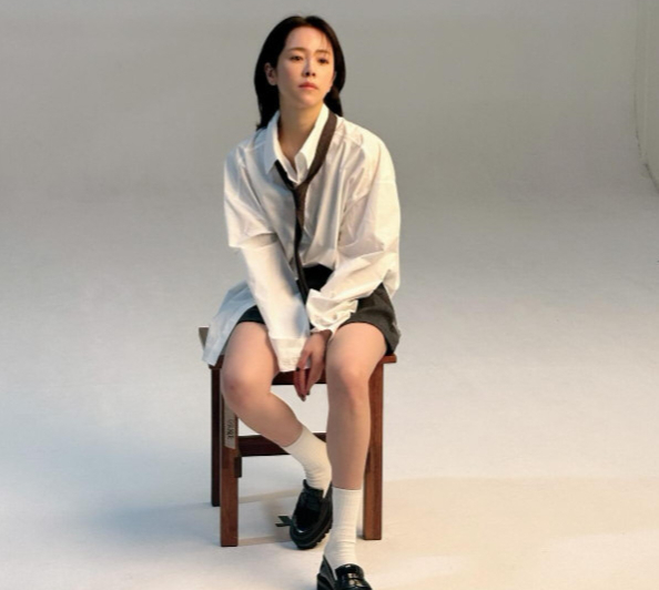 배우 한지민이 교복 패션을 완벽하게 소화했다. /사진=한지민 인스타그램