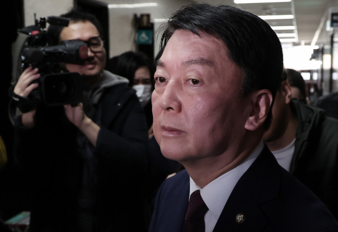 안철수 국민의힘 의원이 7일 윤석열 대통령 탄핵소추안 표결 전까지 당이 윤 대통령의 퇴진 시기를 정하지 않으면 탄핵 찬성표를 던지겠다고 밝혔다. 사진은 안 의원이 전날 서울 여의도 국회에서 한동훈 대표와 비공개 회의를 마치고 본청을 나서던 모습. /사진=뉴스1