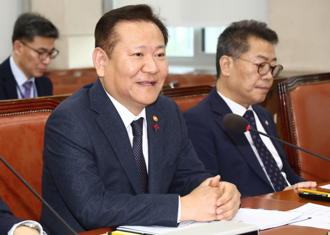 더불어민주당이 7일 이상민 행정안전부 장관에 대한 탄핵 소추안을 발의했다. 사진은 이 장관이 지난 5일 오후 서울 여의도 국회에서 열린 비상계엄 관련 행정안전위원회 전체회의에서 계엄 사태와 관련된 질의에 답변하던 모습. /사진=뉴스1