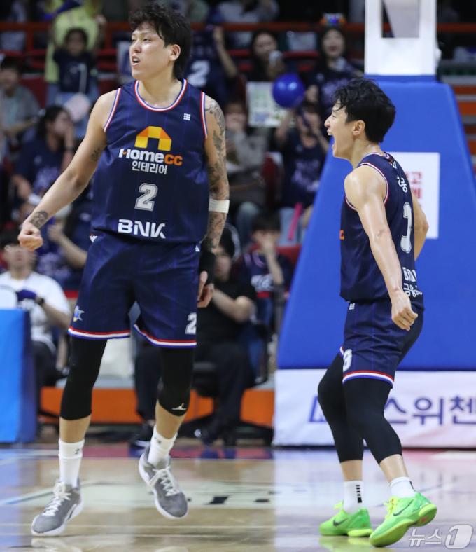 3일 오후 부산 사직실내체육관에서 열린 '2023-2024 정관장 프로농구' 챔피언 결정전 4차전 부산 KCC 이지스와 수원 KT 소닉붐의 경기에서 KCC 최준용이 3점슛을 성공한 후 허웅과 기뻐하고 있다. 2024.5.3/뉴스1 ⓒ News1 윤일지 기자