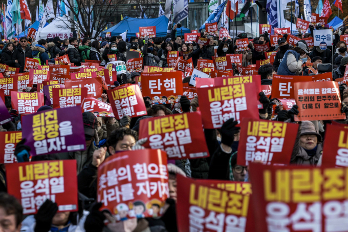 윤석열 대통령의 탄핵소추안이 7일 오후 5시 국회에서 표결에 들어간다. 사진은 이날 서울 영등포구 국회 앞에서 열린 '내란죄 윤석열 퇴진! 국민주권 실현! 사회대개혁! 국민촛불대행진'에서 시민들이 구호를 외치는 모습. /사진=뉴시스