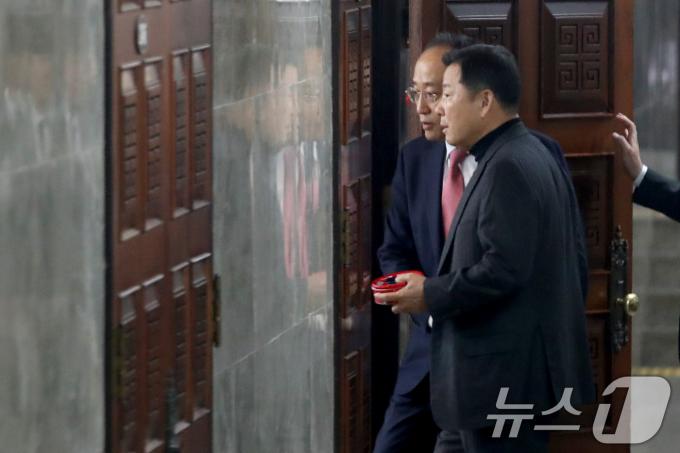 추경호 국민의힘 원내대표가 윤석열 대통령 탄핵소추안 표결을 위한 본회의가 예정된 7일 오후 서울 여의도 국회에서 열린 의원총회에 참석하고 있다. 2024.12.7/뉴스1 ⓒ News1 이광호 기자