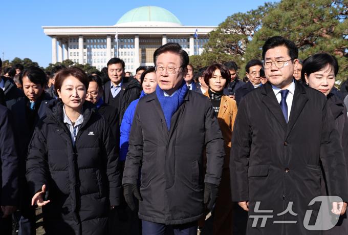 이재명 더불어민주당 대표, 박찬대 원내대표를 비롯한 의원들이 7일 서울 여의도 국회에서 대통령 담화 규탄 의원총회를 마친 후 시민들에게 인사하기 위해 정문으로 향하고 있다. 2024.12.7/뉴스1 ⓒ News1 구윤성 기자