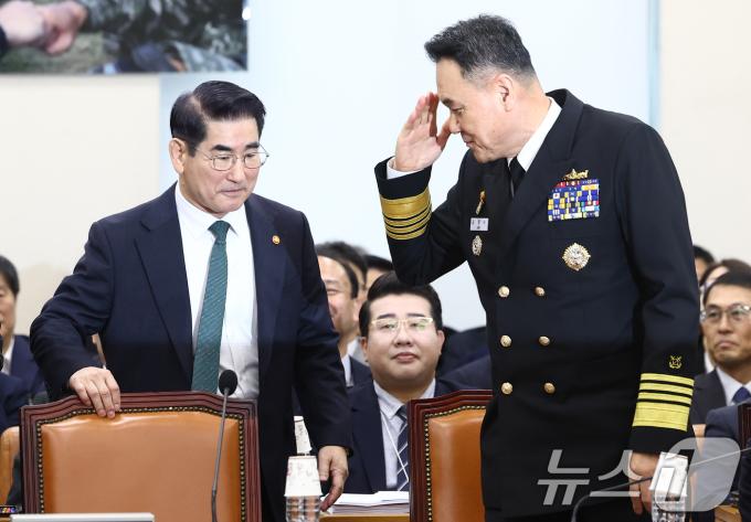 김용현 국방부 장관이 지난 10월 24일 오전 서울 여의도 국회 국방위원회에서 열린 국방부 등에 대한 종합국정감사에 출석하며 김명수 합동참모의장의 인사를 받고 있다. 2024.10.24/뉴스1 ⓒ News1 김민지 기자
