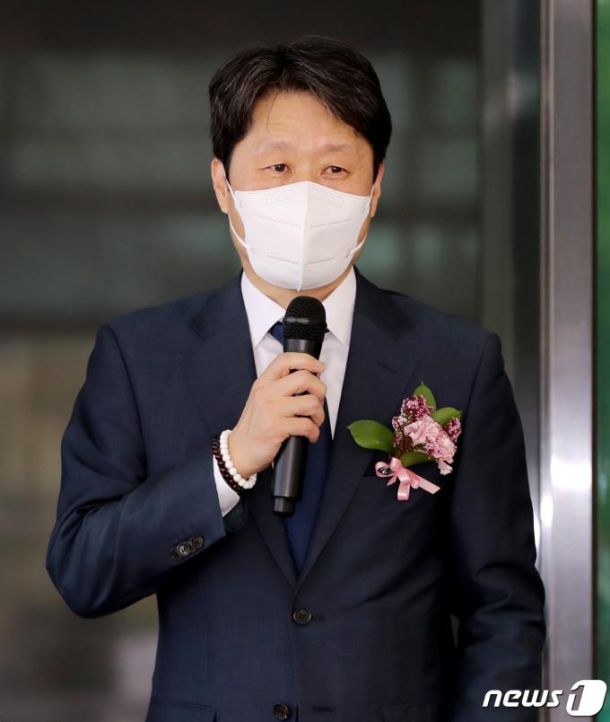 김후곤 서울고등검찰청 검사장이 7일 서울 서초구 서울고등검찰청에서 퇴임식을 마친 뒤 청사 로비에서 직원들에게 인사말을 하고 있다. 2022.9.7/뉴스1 ⓒ News1 장수영 기자
