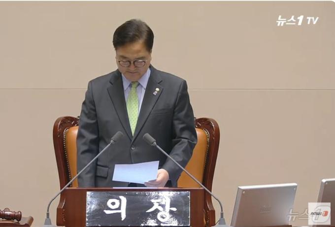 우원식 국회의장이 7일 오후 '김건희 특검법' 투표 결과를 발표하면서 10.6초간 말을 잇지 못한채 침묵에 빠져 안타까운 결과가 나왔음을 시사했다. (뉴스1 TV 갈무리) ⓒ 뉴스1