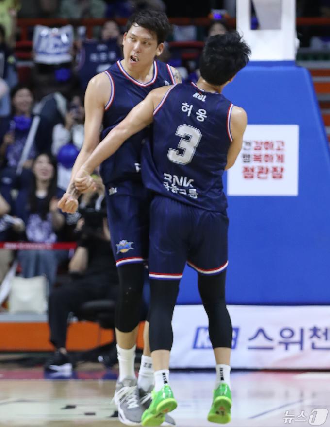 3일 오후 부산 사직실내체육관에서 열린 '2023-2024 정관장 프로농구' 챔피언 결정전 4차전 부산 KCC 이지스와 수원 KT 소닉붐의 경기에서 KCC 최준용이 3점슛을 성공한 후 허웅과 기뻐하고 있다. 2024.5.3/뉴스1 ⓒ News1 윤일지 기자