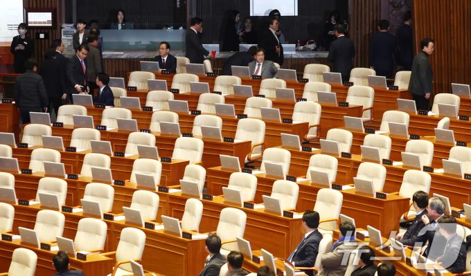 7일 오후 서울 여의도 국회에서 열린 제418회국회(정기회) 제17차 본회의에서 '윤석열 대통령 탄핵소추안'이 안건으로 상정되자 국민의힘 안철수 의원을 제외한 의원들이 퇴장하고 있다. 2024.12.7/뉴스1 ⓒ News1 김민지 기자