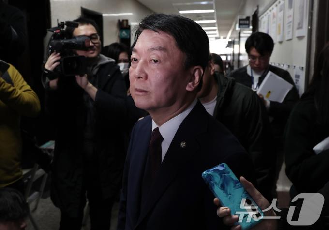 안철수 국민의힘 의원이 6일 서울 여의도 국회에서 한동훈 대표와 비공개 회의를 마치고 본청을 나서고 있다. 2024.12.6/뉴스1 ⓒ News1 김성진 기자