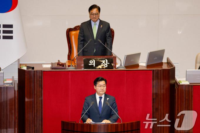 우원식 국회의장과 박찬대 더불어민주당 원내대표가 7일 오후 서울 여의도 국회에서 열린 제418회국회(정기회) 제17차 본회의에서 윤석열 대통령 탄핵소추안 제안설명을 하기 전 굳은 표정을 짓고 있다. 2024.12.7/뉴스1 ⓒ News1 안은나 기자