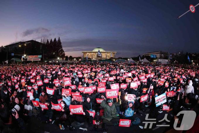 7일 오후 서울 영등포구 여의도 국회의사당 앞에서 열린 '범국민촛불대행진'에서 시민들이 윤석열 대통령의 탄핵소추안 통과를 촉구하며 구호를 외치고 있다. 2024.12.7/뉴스1 ⓒ News1 신웅수 기자