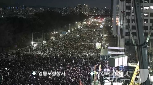 7일 오후 6시 기준 대통령 탄핵을 요구하며 국회의사당 앞에 모인 시민들(서울시 교통정보 시스템 CCTV 화면 갈무리)