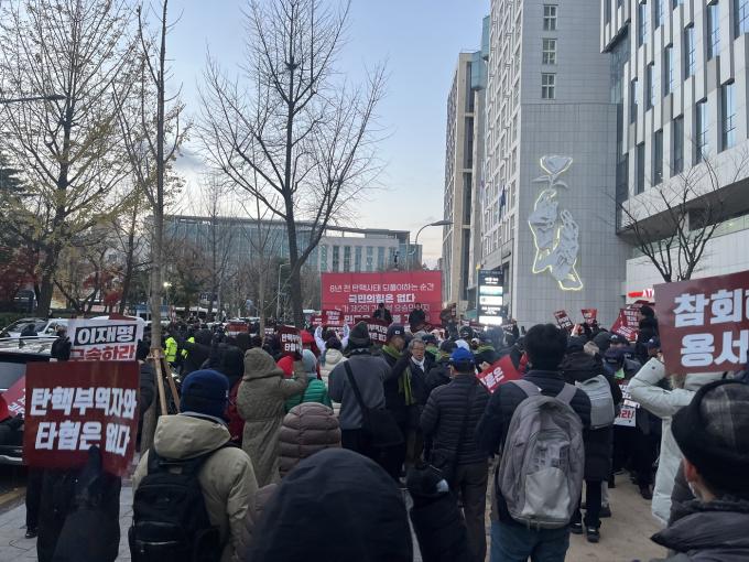 7일 오후 5시31분쯤 서울 영등포구 광복회관 앞에서 보수단체들이 모여 윤석열 대통령 탄핵소추결의저지 국민대회를 진행하고 있다. 2024.12.7