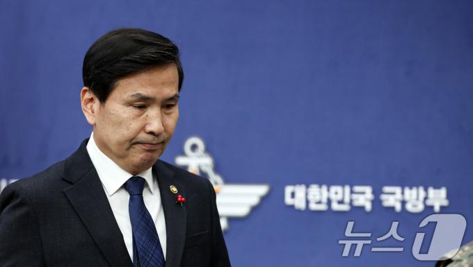 김선호 국방부 장관 직무대행이 6일 오후 서울 용산구 국방부에서 2차 계엄 의혹 관련 브리핑을 마치고 발걸음을 옮기고 있다.. 2024.12.6/뉴스1 ⓒ News1 이승배 기자