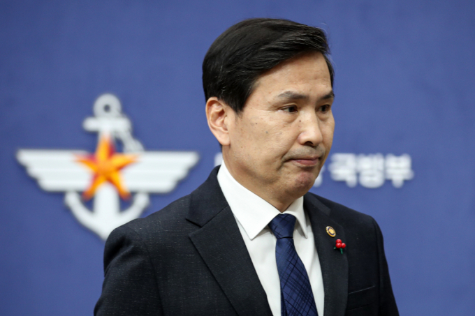 김선호 국방부 장관 직무대행이 각군 참모총장을 비롯한 주요 지휘관과 ·합참 주요 직위자들을 대상으로 화상회의를 열었다. 사진은 김선호 국방부 장관 직무대행이 6일 오후 서울 용산구 국방부에서 2차 계엄 의혹 관련 브리핑을 마치고 발걸음을 옮기고 있는 모습. /사진=뉴스1