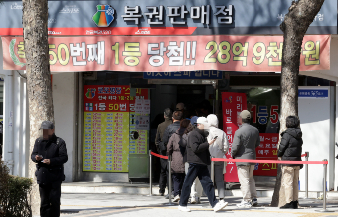 제1149회 로또 1등 당첨 배출점이 전국에서 13곳 나왔다. 사진은 지난 3월8일 서울 시내 한 로또 복권 판매점에 줄 서 있는 시민들의 모습. /사진=뉴시스