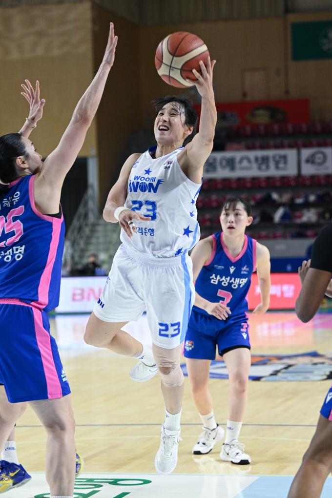 우리은행 김단비가 7일 열린 2024-25 여자프로농구 삼성생명과 원정 경기에서 슛을 시도하고 있다. (WKBL 제공)