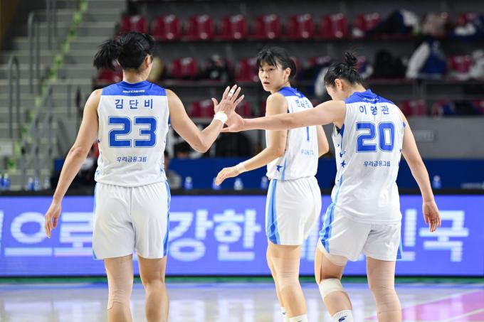 우리은행은 7일 열린 2024-25 여자프로농구 삼성생명과 원정 경기에서 62-60으로 이겼다. (WKBL 제공)