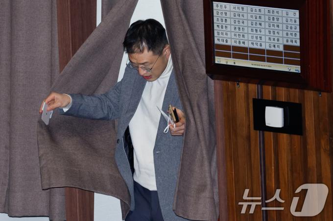 김상욱 국민의힘 의원이 7일 오후 서울 여의도 국회 본회의장에서 여당 의원 중 세번째로 윤석열 대통령 탄핵소추안 투표를 하고 있다. 2024.12.7/뉴스1 ⓒ News1 안은나 기자