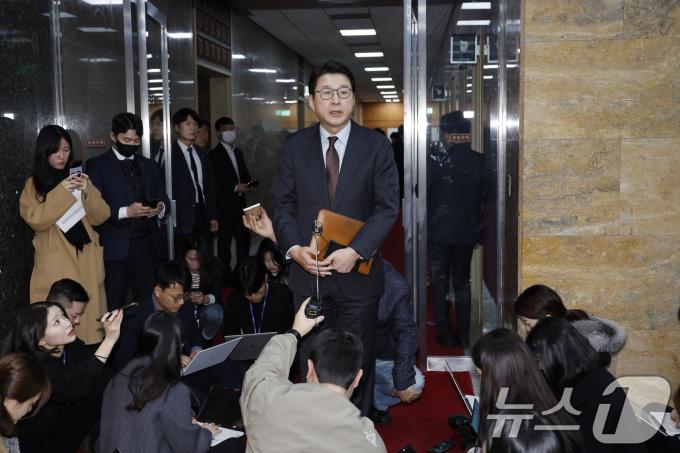 신동욱 국민의힘 원내수석대변인이 2일 오전 서울 여의도 국회에서 예산안과 관련해 우원식 국회의장실을 항의 방문한 뒤 취재진 질문에 답하고 있다. 2024.12.2/뉴스1 ⓒ News1 안은나 기자