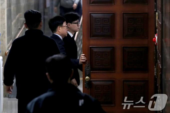 한동훈 국민의힘 대표가 7일 오전 서울 여의도 국회에서 윤석열 대통령의 담화와 관련해 입장을 밝힌뒤 의원총회장으로 향하고 있다. 윤 대통령은 이날 담화에서 비상계엄 선포와 관련해 국민들에게 사과했다. 2024.12.7/뉴스1 ⓒ News1 이광호 기자