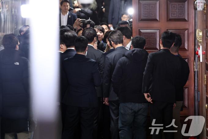 박성준 더불어민주당 원내수석부대표와 이준석 개혁신당 의원 등 야당 의원들이 윤석열 대통령의 탄핵 표결이 진행중인 7일 오후 서울 여의도 국회에서 표결에 불참한 국민의힘에 항의하기 위해 여당 의총장을 방문을 하고 있다. 2024.12.7/뉴스1 ⓒ News1 구윤성 기자