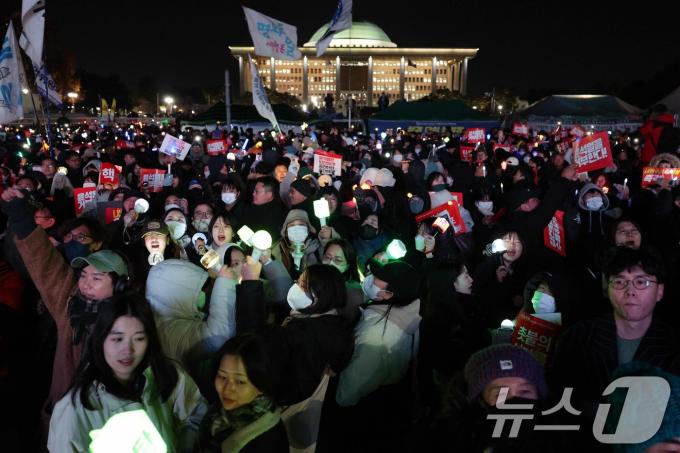 7일 오후 서울 여의도 국회 앞에서 열린 범국민촛불대행진에서 시민들이 윤석열 대통령의 탄핵소추안 가결을 촉구하며 국회를 둘러싸고 있다. 2024.12.7/뉴스1 ⓒ News1 신웅수 기자