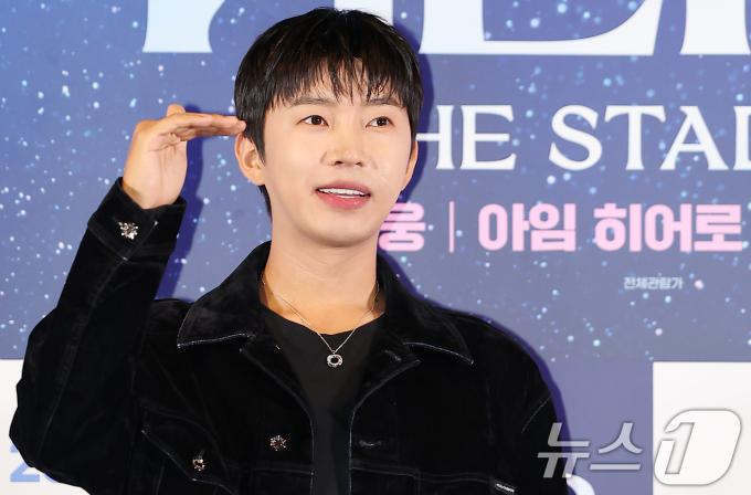 가수 임영웅이 22일 오후 서울 CGV 용산아이파크몰에서 열린 '임영웅│아임 히어로 더 스타디움' 무대인사에 참석해 포즈를 취하고 있다. 임영웅의 지난 5월 서울월드컵경기장 공연 실황과 뒷 이야기를 담은 '임영웅│아임 히어로 더 스타디움'은 오는 28일 CGV에서 단독 개봉한다. 2024.8.22/뉴스1 ⓒ News1 김진환 기자