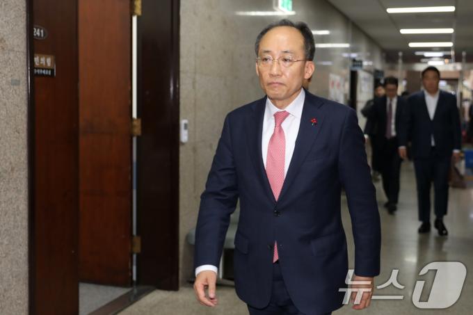 추경호 국민의힘 원내대표가 윤석열 대통령 탄핵소추안 표결을 위한 본회의가 예정된 7일 오전 서울 여의도 국회에서 의원총회를 마친뒤 굳은표정으로 이동하고 있다. 2024.12.7/뉴스1 ⓒ News1 이광호 기자