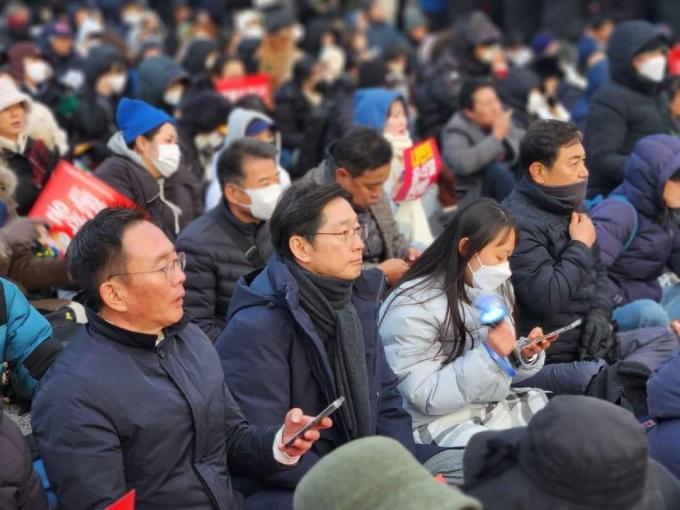 김경수 전 경남도지사는 7일 서울 여의도 국회 앞에서 열린 국민촛불대행진 집회에 민주당원들과 함께 참석했다. (사진 김 전 지사 페이스북)