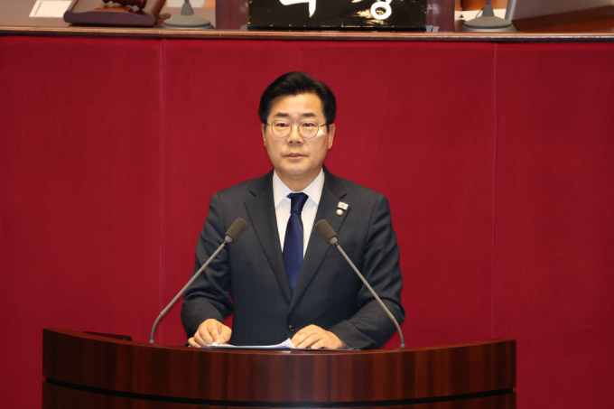 더불어민주당이 오는 11일 시작하는 임시국회에서 대통령 탄핵안을 즉각 재발의하겠다고 밝혔다. 사진은 박찬대 민주당 원내애표. /사진=뉴시스