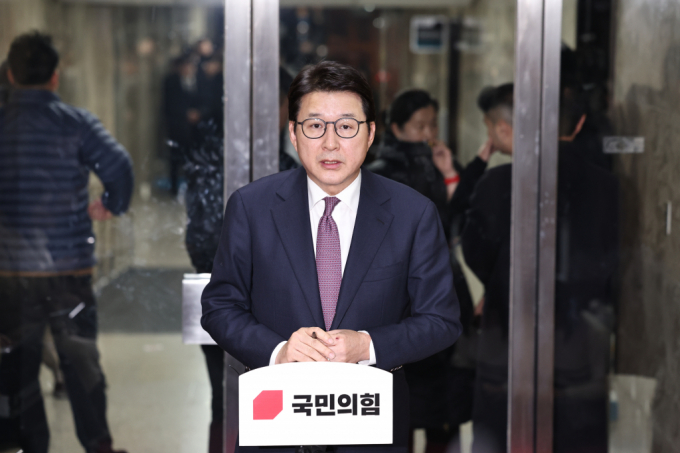  신동욱 국민의힘 원내수석부대표가  7일 오후 서울 여의도 국회에서 국민의힘의 표결 불참으로 윤석열 대통령의 탄핵소추안이 폐기된 것과 관련해 당 입장을 발표하고 있다. /사진=뉴스1