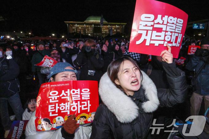 7일 오후 서울 여의도 국회 앞에서 열린 '범국민촛불대행진'에 참가한 시민들이 국민의힘의 표결 불참으로 윤석열 대통령의 탄핵소추안이 폐기되자 눈물을 흘리고 있다. 2024.12.7/뉴스1 ⓒ News1 신웅수 기자