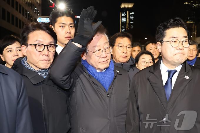 이재명 더불어민주당 대표가 7일 밤 서울 영등포구 여의도 국회의사당을 나와 윤석열 대통령의 탄핵안 가결을 촉구하며 집회를 이어간 시민들을 향해 인사를 전하고 있다. 2024.12.7/뉴스1 ⓒ News1 김진환 기자