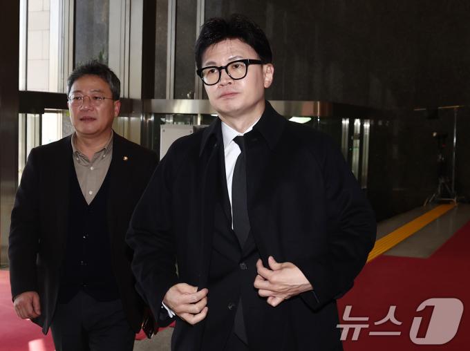 한동훈 국민의힘 대표가 7일 오후 한덕수 국무총리와 긴급회동을 마치고 서울 여의도 국회에 도착해 이동하고 있다. 2024.12.7/뉴스1 ⓒ News1 김민지 기자