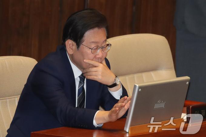이재명 더불어민주당 대표가7일 오후 서울 여의도 국회에서 열린 본회의에 참석해 있다. 2024.12.7/뉴스1 ⓒ News1 이광호 기자