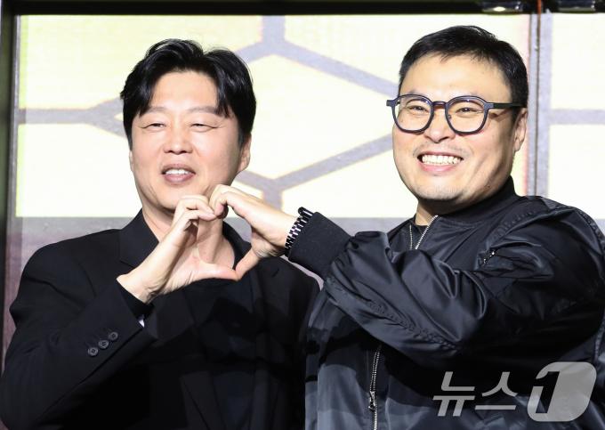 김희원 감독과 강풀 작가(오른쪽)/뉴스1 ⓒ News1