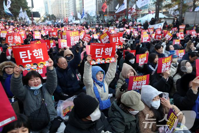 윤석열 대통령에 대한 국회 탄핵안 표결일인 7일 오후 서울 여의도 국회 앞에 모인 시민들이 윤석열 대통령 탄핵소추안 가결을 촉구하고 있다. 2024.12.7/뉴스1 ⓒ News1 이승배 기자