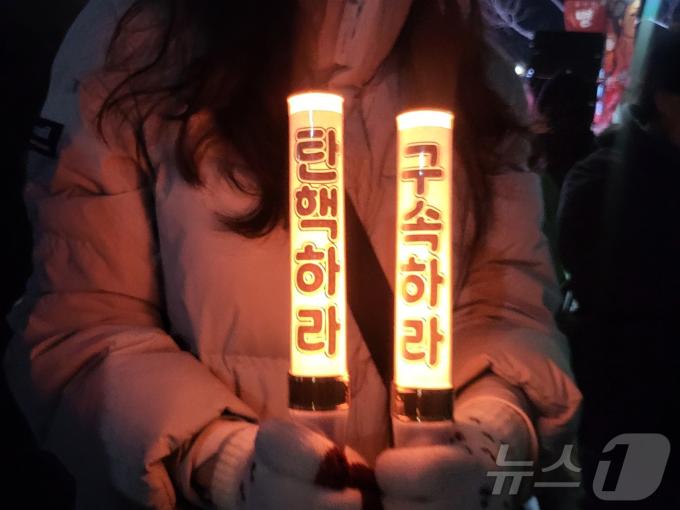 [뉴스1 PICK]尹탄핵 부결에…여의도 '탄식' vs 광화문 '환호'
