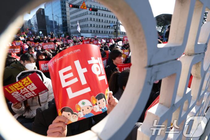 시민사회단체 관계자들이 7일 오후 서울 영등포구 여의도 국회의사당 앞에서 윤석열 대통령에 대한 탄핵안 가결을 촉구하며 구호를 외치고 있다. 2024.12.7/뉴스1 ⓒ News1 신웅수 기자