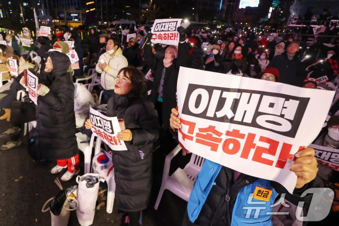 자유통일당과 대한민국바로세우기 국민운동본부 등 보수단체 회원들이 '김건희 여사 특별법' 부결 소식과 '윤석역 대통령 탄핵안' 부결 전망에 기뻐하고 있다. 2024.12.7/뉴스1 ⓒ News1 민경석 기자