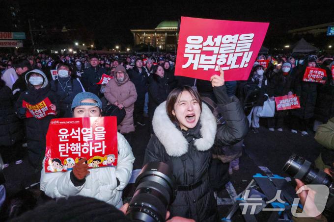 7일 오후 서울 여의도 국회 앞에서 열린 '범국민촛불대행진'에 참가한 시민들이 국민의힘의 표결 불참으로 윤석열 대통령의 탄핵소추안이 폐기되자 눈물을 흘리며 안타까워 하고 있다. 2024.12.7/뉴스1 ⓒ News1 신웅수 기자