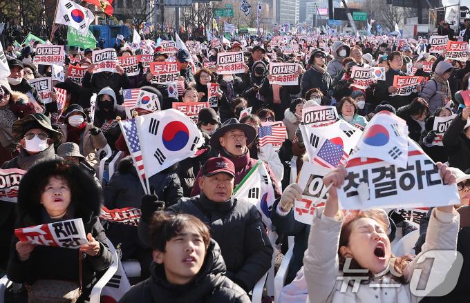 자유통일당과 대한민국바로세우기 국민운동본부 등 보수단체 회원들이 윤석열 대통령에 대한 국회 탄핵소추안 표결을 앞둔 7일 오후 서울 세종대로 일대에서 집회를 갖고 윤 대통령 지지 및 이재명 더불어민주당 대표의 구속을 촉구하고 있다. 2024.12.7/뉴스1 ⓒ News1 김진환 기자
