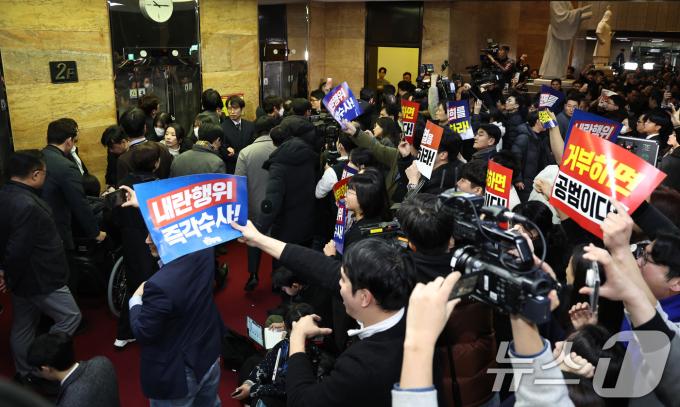 윤석열 대통령 탄핵소추안이 부결된 7일 오후 서울 여의도 국회에서 표결에 불참했던 국민의힘 의원들이 의원총회를 마치고 야당 보좌진의 항의 속에 국회를 나서고 있다. 2024.12.7/뉴스1 ⓒ News1 구윤성 기자